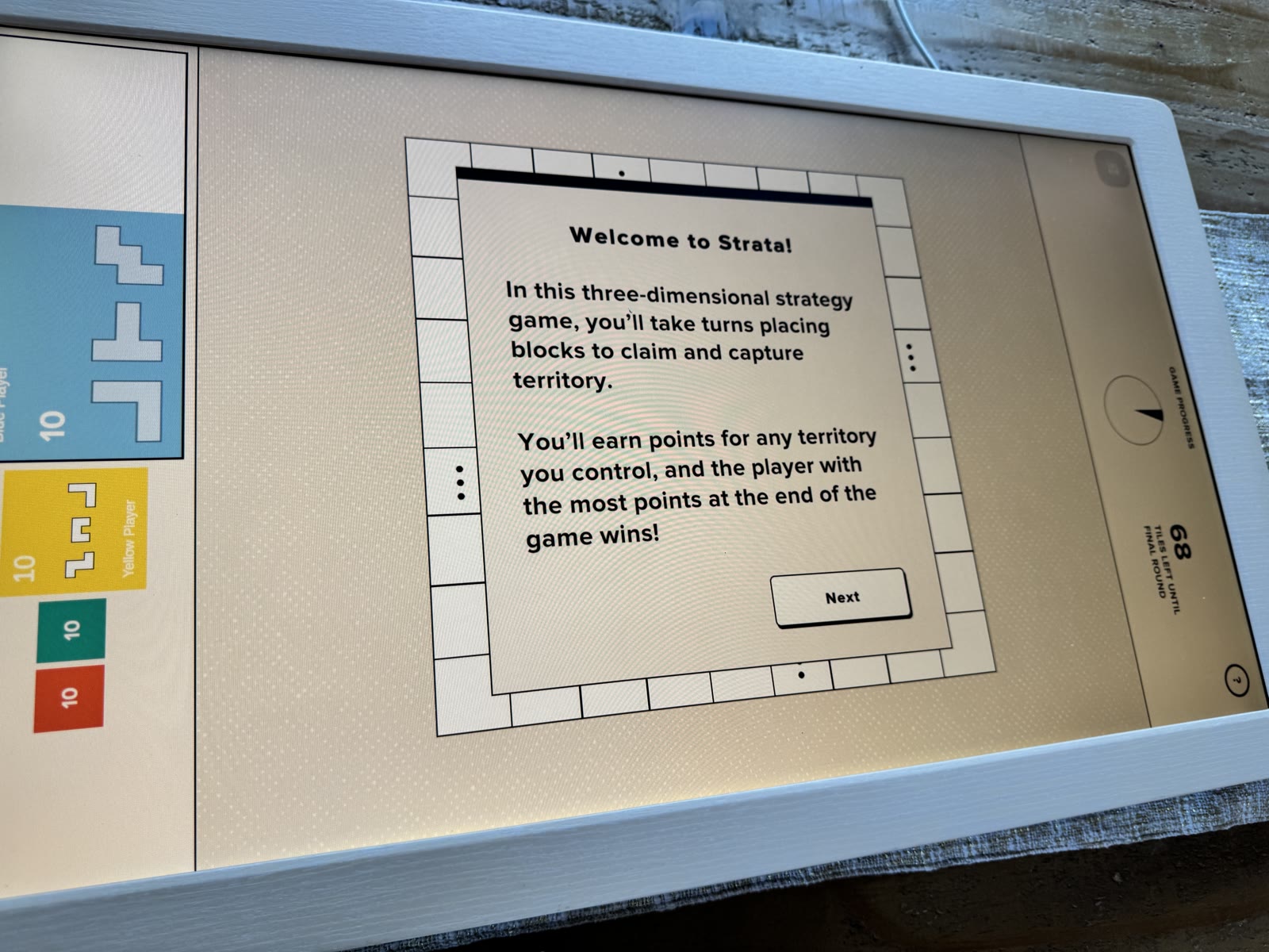 Opening Strata tutorial screen over an empty four-player grid.
